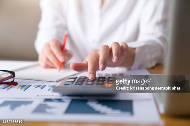 business woman thinking account,account,accounting - calculadora fotografías e imágenes de stock