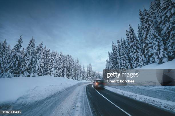 mountain road på vintern - bilar i snö bildbanksfoton och bilder