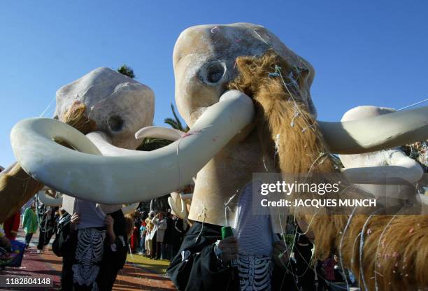 Le char "La fonte du glacier et son mammouth", défile au milieu des spectateurs, le 13 février 2005 lors de la 121e édition du carnaval de Nice. Les...