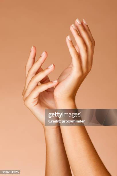 ongles manucurés femme mains - salon de beauté photos et images de collection