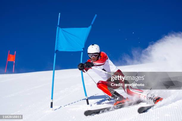 profi-skifahrer während super g - schifahren stock-fotos und bilder