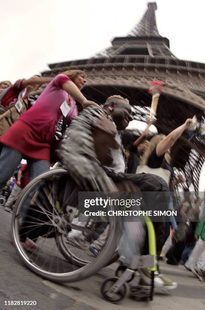 Personnes handicapées et valides participent, le 24 septembre 2005 à Paris, à un défilé aux pieds de la tour Eiffel, aux rythmes et couleurs...