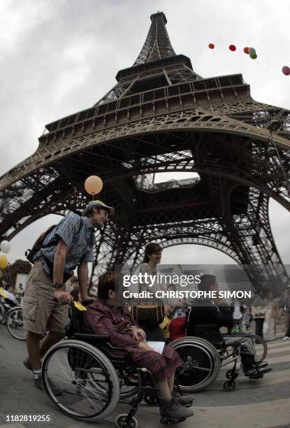 Personnes handicapées et valides participent, le 24 septembre 2005 à Paris, à un défilé aux pieds de la tour Eiffel, aux rythmes et couleurs...