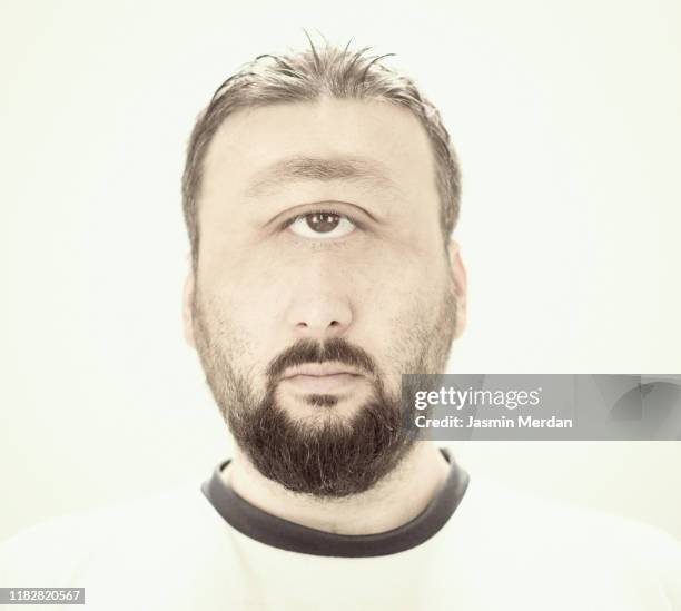 cyclops man with one eye - ugly face stockfoto's en -beelden