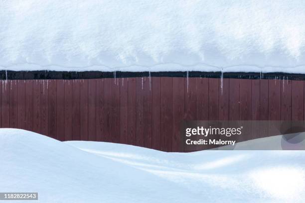 snow-covered wooden shed on a cold winter day - tool shed wall spaces stockfoto's en -beelden