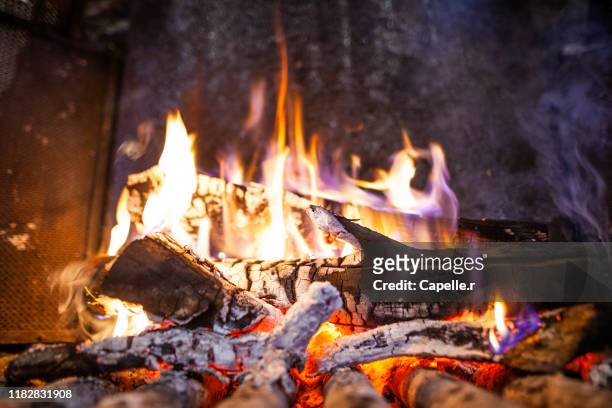 chauffage - énergie fossile, feu de cheminée - kiln stock pictures, royalty-free photos & images