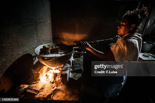 mujer cocinando nacatamal_2 - mujer cocinando ストックフォトと画像