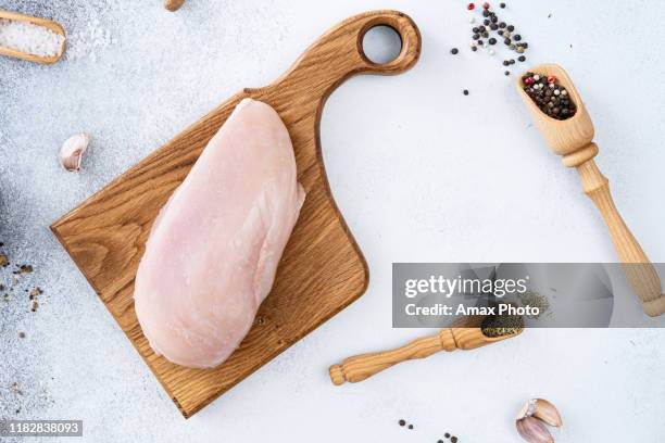 餐桌上黑石板上生雞肉的頂視圖。灰色背景上的生雞胸肉 - raw chicken 個照片及圖片檔