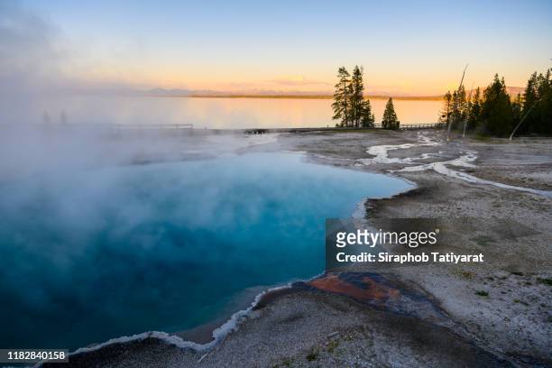 yellowstone west thumb thermal pool close-up - hot springs stock-fotos und bilder