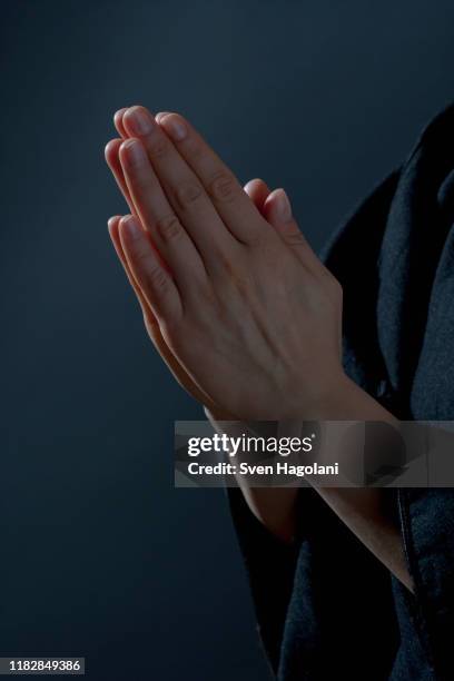 detail of a woman praying - 祈る 手 ストックフォトと画像