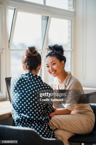 friend colleagues catching up - two friends laughing stock pictures, royalty-free photos & images