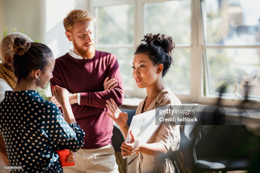 Discutir negocios con colegas