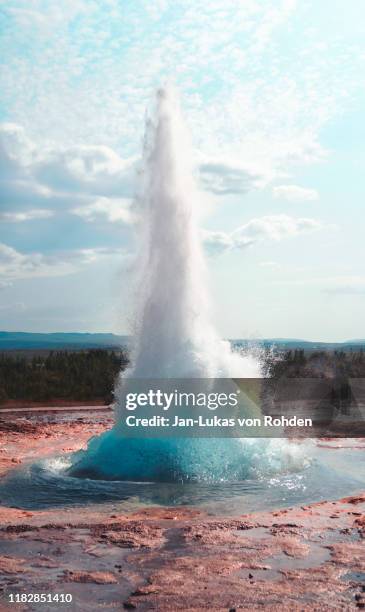 geysir iceland water - geiser stockfoto's en -beelden