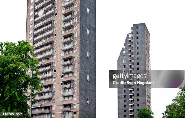 high rise council flats mid-way through demolition in scotland, glasgow - old glasgow stockfoto's en -beelden