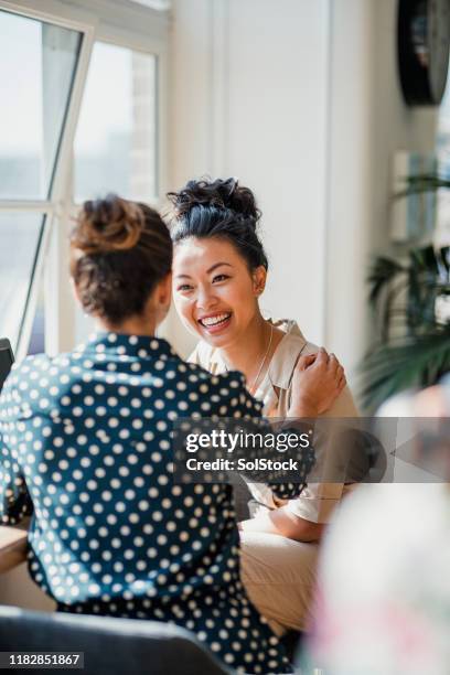 dos amigos hablando en el trabajo - cara a cara fotografías e imágenes de stock