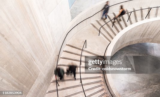 Movimento sfocato delle persone su scala a chiocciola Movimento sfocato delle persone su scala a chiocciola
