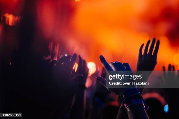 hands raised, cheering in concert audience - dancefloor fotografías e imágenes de stock