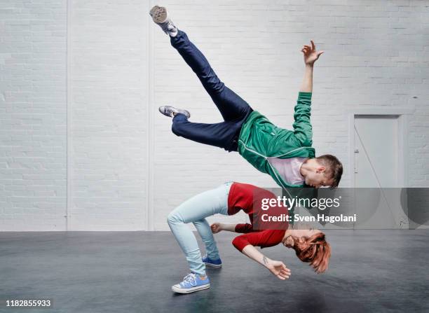 modern aerialist dancers performing - flessibilità foto e immagini stock