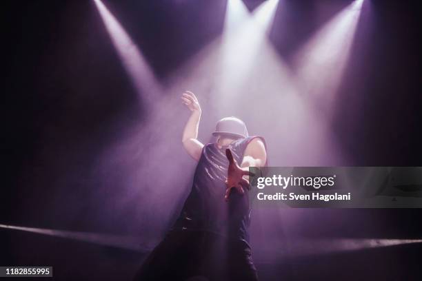 modern dancer performing on stage - breakdancing stock pictures, royalty-free photos & images