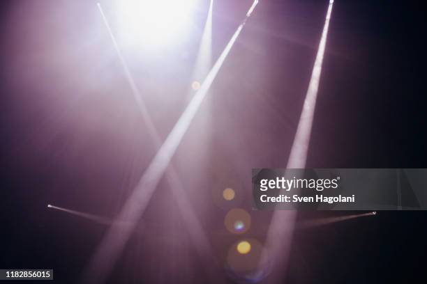 stage lights - aufführung stock-fotos und bilder