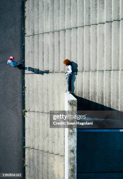 view from above young man laying on urban steps - ângulo diferente imagens e fotografias de stock