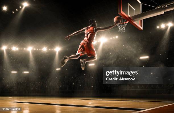 basketball player performs slam dunk - atirar ao cesto imagens e fotografias de stock