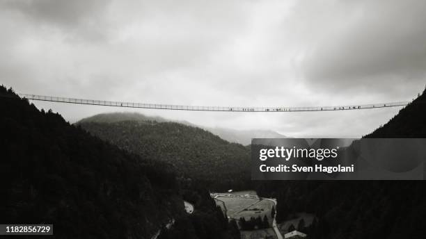 highline 179 suspension bridge over landscape, tyrol, austria - hängebrücke stock-fotos und bilder