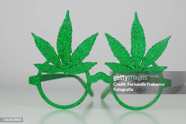 marijuana glasses - bizarre fashion fotografías e imágenes de stock