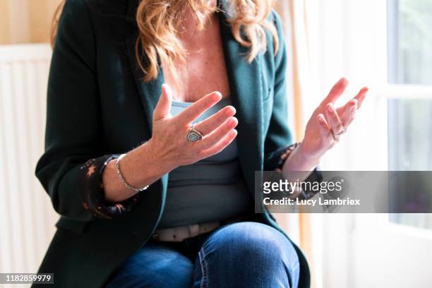 woman gesturing, explaining something - storytelling stock pictures, royalty-free photos & images