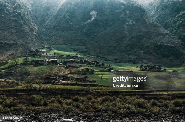 het dorp in de vallei is omgeven door groene planten - omgeven stock pictures, royalty-free photos & images