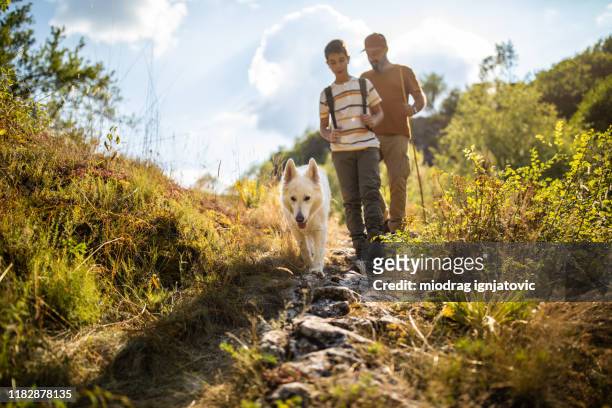 famiglia di escursionisti con cane nella natura - family hiking in spring outdoors foto e immagini stock