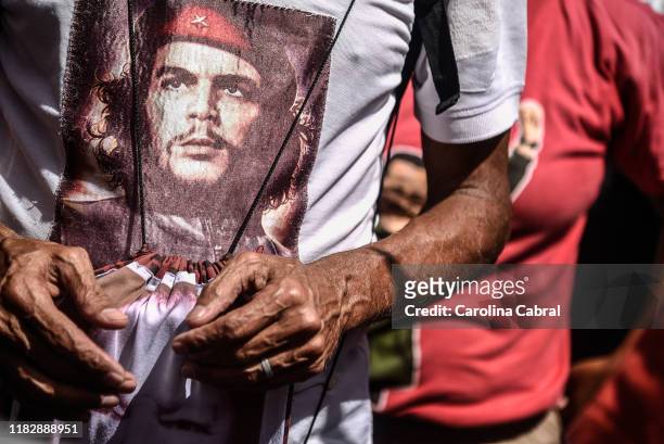 Pro-government supporter hears a shirt of Che Guevara during an event to respond to opposition rally requesting him to step down from power n...