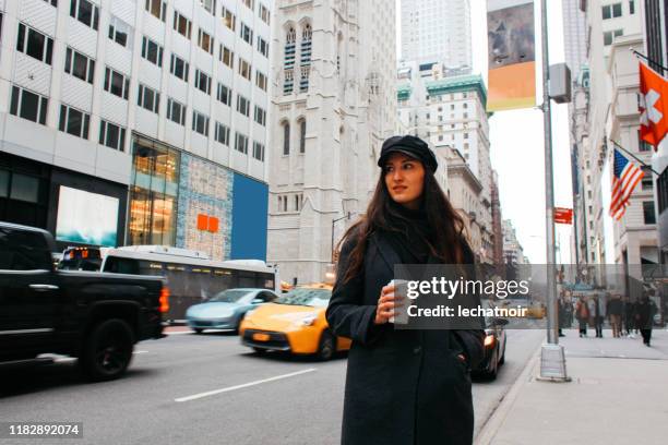 wachten op het ritten aandeel in manhattan, ny - taking a vintage ny taxi cab stockfoto's en -beelden