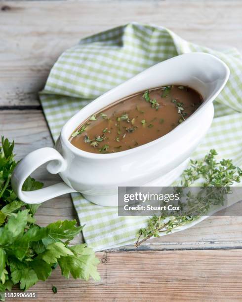 port and thyme gravy - sauce stockfoto's en -beelden