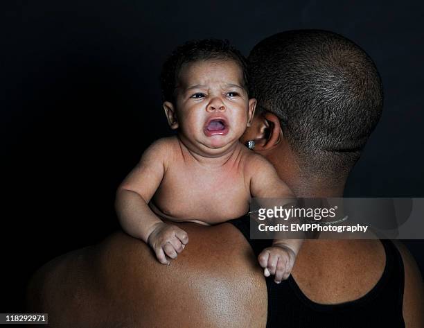 homme afro-américaine parents et pleurs de bébé isolé sur noir - baby crying photos et images de collection