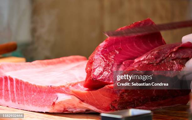 cut red portions of tuna, atlantic bluefin tuna, tsukiji market, ginza, tokyo, japan. - tonno-dalla-pinna-blù foto e immagini stock