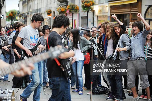 Street rock band performs as teenagers dance on June 21, 2011 in Nantes, western France, during the 30th annual music event, "La Fete de la Musique"....