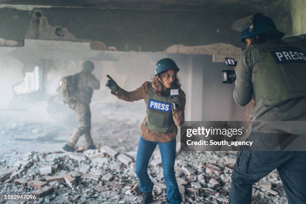 journalists reporting from the war zone - conflict zone stock pictures, royalty-free photos & images