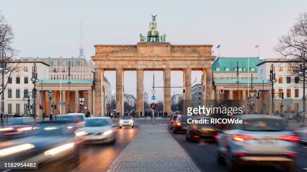 brandenburg gate - berlin germany - berlin stockfoto's en -beelden