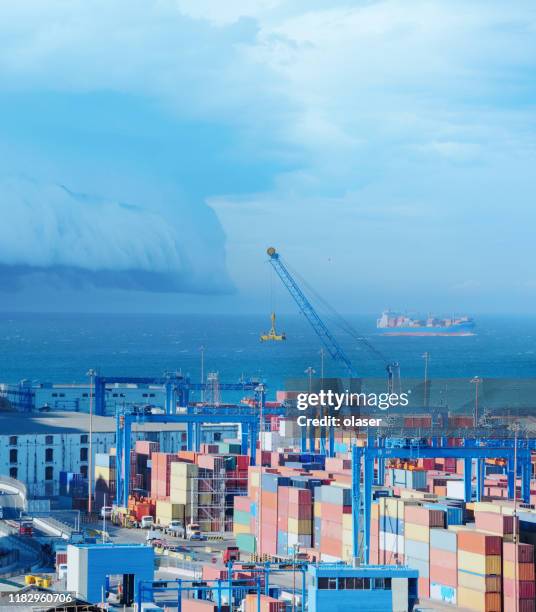 Port Container Disaster 31,136 Shipping Disaster Stock Photos, High-Res Pictures, and Images ...