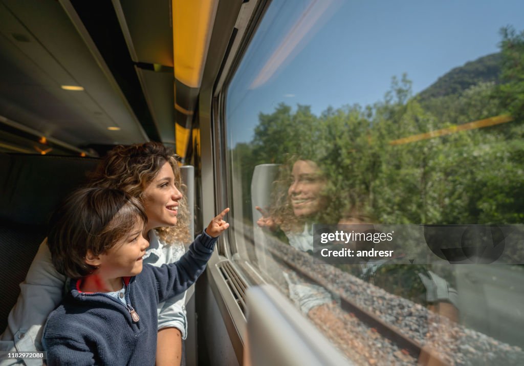 Mutter und Sohn fahren im Zug und schauen durch sausen