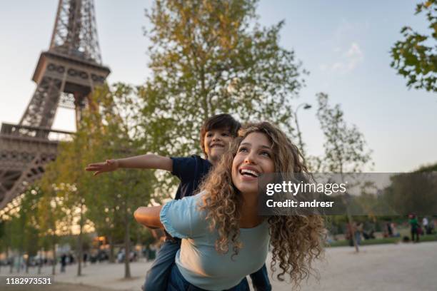 happy mother and son traveling to paris - paris frança imagens e fotografias de stock