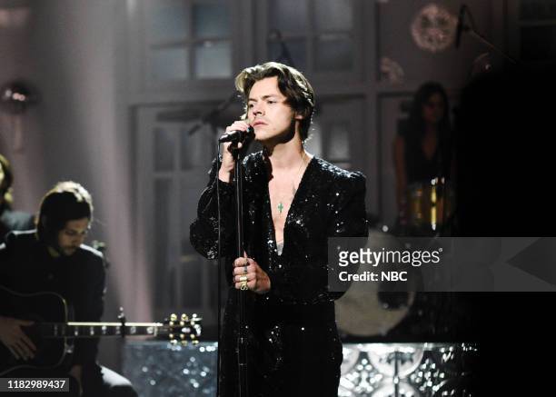 Harry Styles" Episode 1773 -- Pictured: Musical Guest Harry Styles performs "Lights Up" on Saturday, November 16, 2019 --
