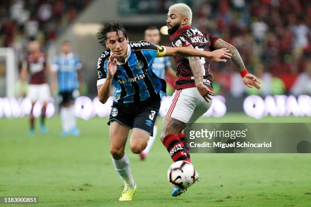 Pedro Geromel of Gremio fights for the ball with Gabriel Barbosa of Flamengo during a second leg semi-final match between Flamengo and Gremio as part...