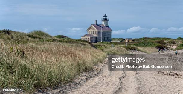 beach to block island's north lighthouse - block island lighthouse stock pictures, royalty-free photos & images