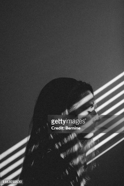 young woman with light steaming on face - black and white portrait woman stockfoto's en -beelden