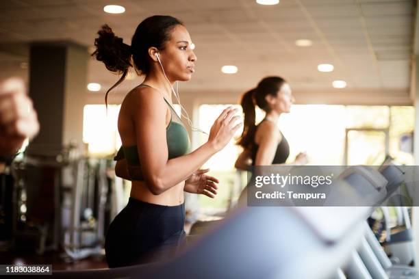 jonge vrouw trainen op loopband - running on treadmill stockfoto's en -beelden