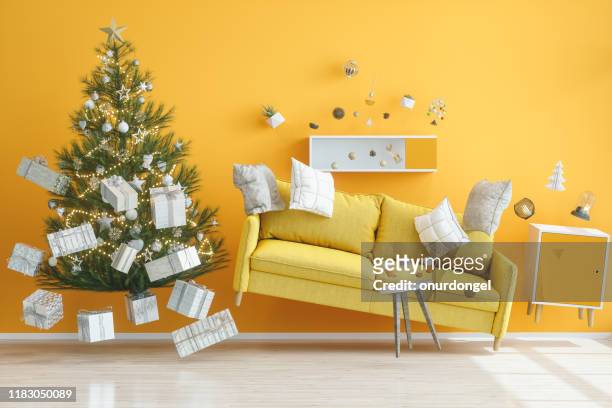 zwaartekracht concepten. gele woonkamer met kerstboom - magie de noel stockfoto's en -beelden