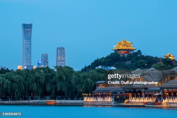 beihai park, beijing - beihai park stockfoto's en -beelden