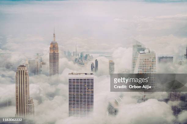 lo skyline della città di new york con le nuvole - nebbia foto e immagini stock